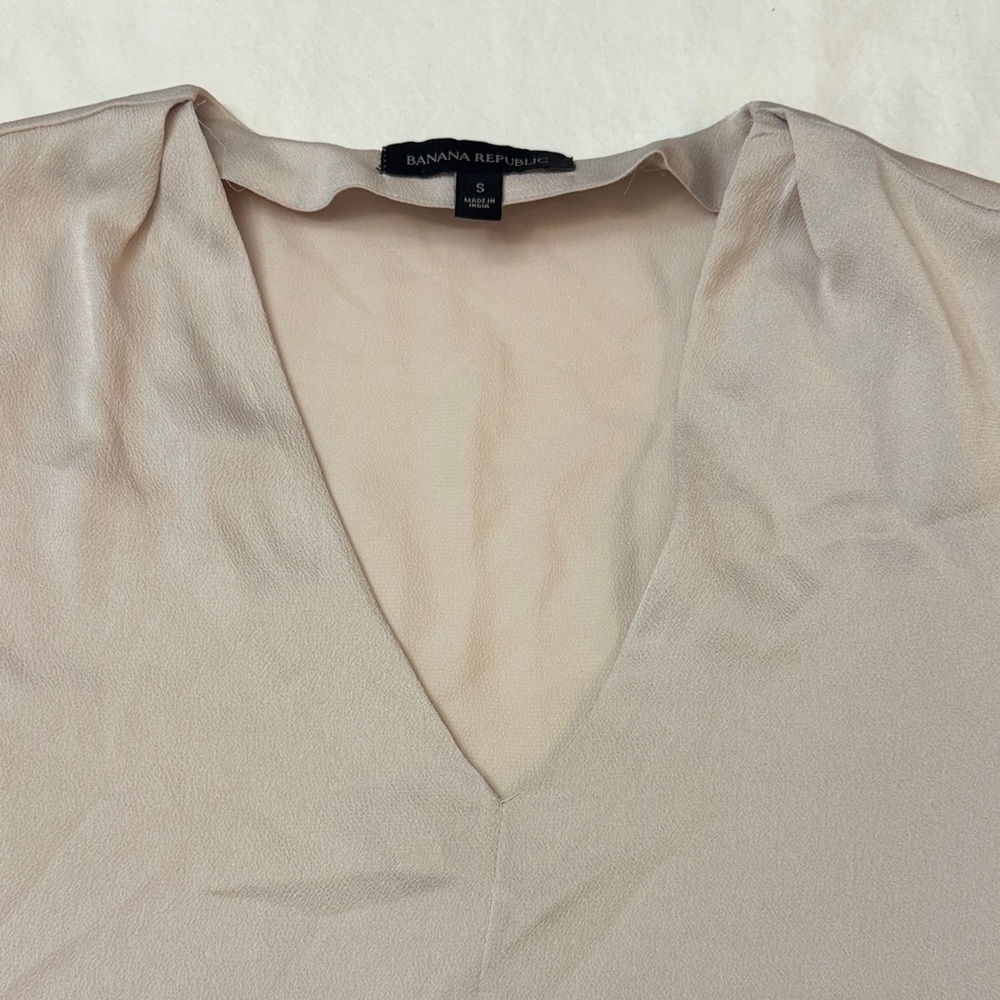 Banana Republic Soft Beige V-Neck Blouse - Picture 4 of 6